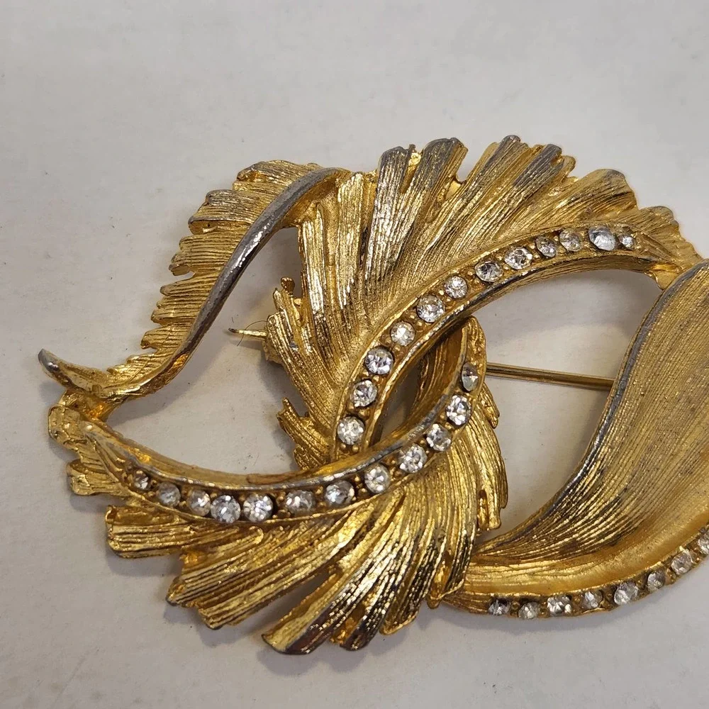 Textured Gold Tone Leaf Feather Crystal Pave Cluster Brooch Pin Vintage Jewelry